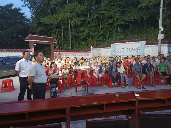 独科村脱贫攻坚人居环境卫生整治评选活动会