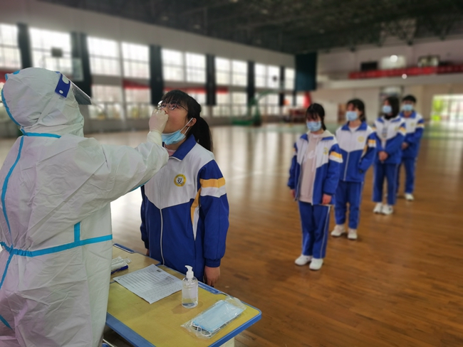 【医院动态】采集核酸进校园 筑牢防疫安全线