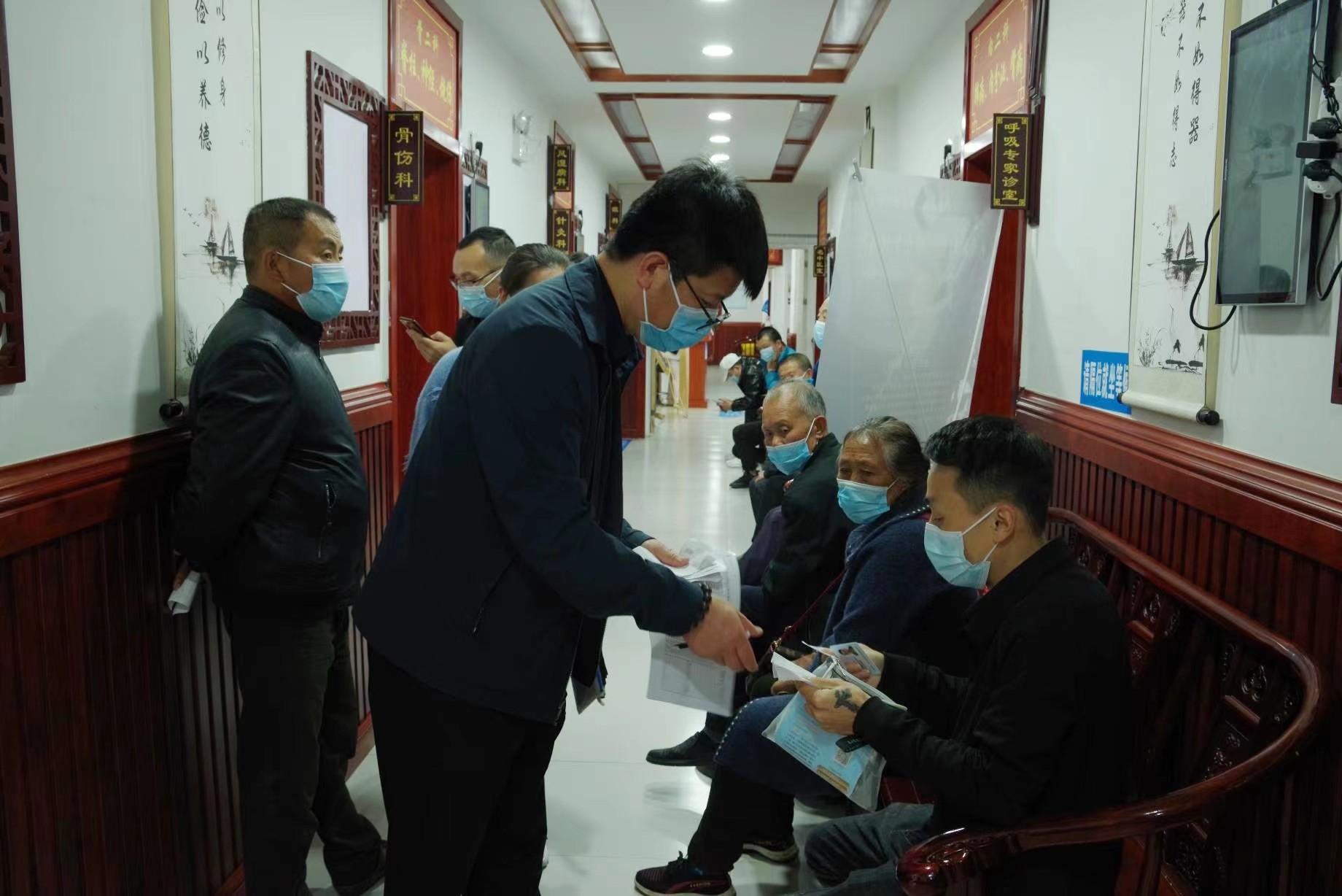 松桃县民族中医院开展强直性脊柱炎学术讲座及义诊活动