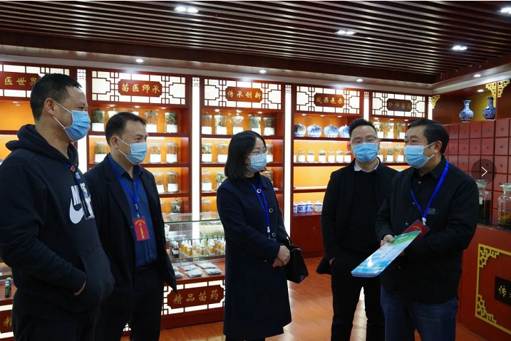 县人大常委会到县民族中医院开展《松桃苗族自治县苗医药发展条例》执法检查