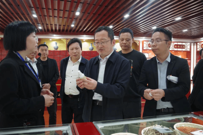 省中医药管理局党组成员、副局长宋文勇一行到松桃县民族中医院调研指导工作