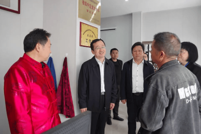 省中医药管理局党组成员、副局长宋文勇一行到松桃县民族中医院调研指导工作