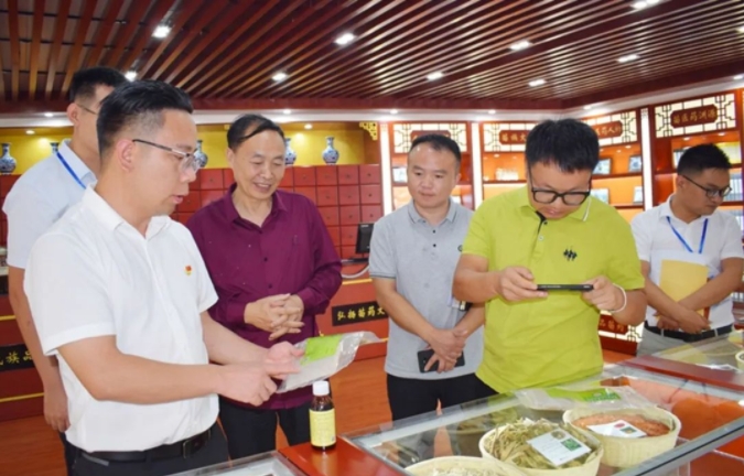 黔东南职业技术学院到松桃县民族中医院考察苗医药发展工作