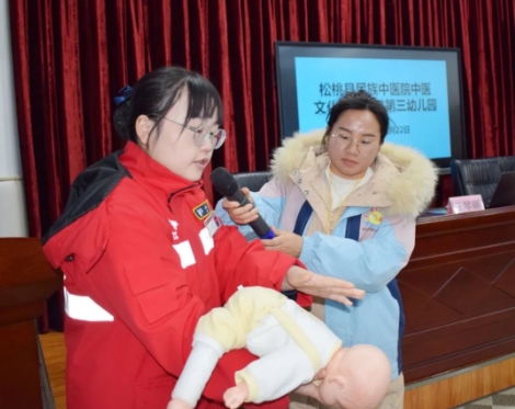 松桃县民族中医院中医药文化宣讲队走进第三幼儿园