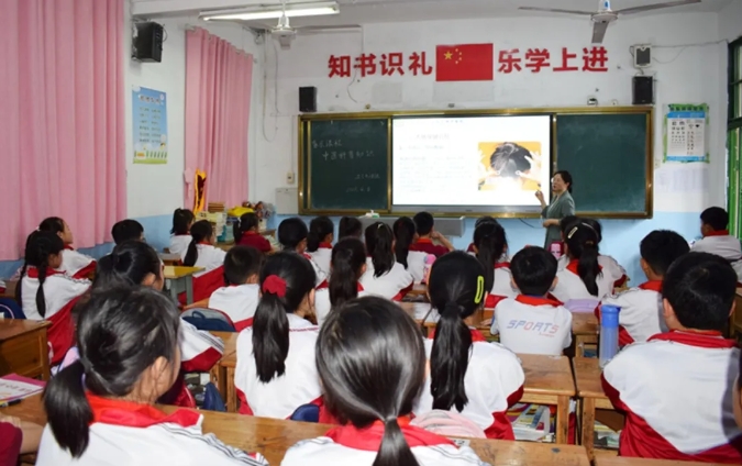 弘扬国粹 温暖童心——松桃苗族自治县民族中医院中医药文化宣讲走进县第一完小