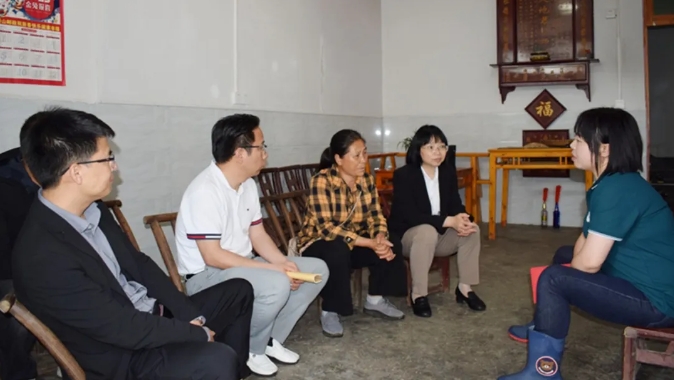 松桃县民族中医院党政班子成员到帮扶联系村调研