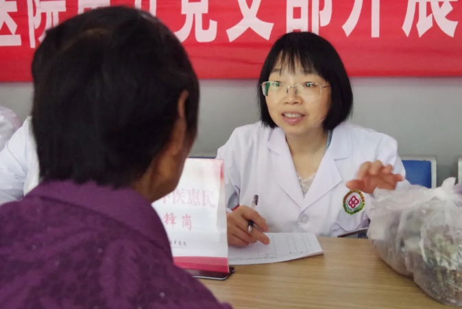 送健康送关爱——松桃苗族自治县民族中医院组织多学科专家到迓驾开展义诊活动