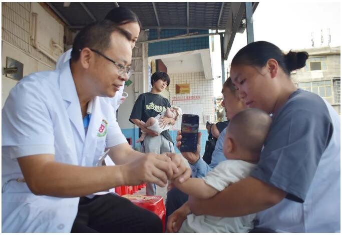 药线点灸、苗医药小儿推拿……群众在家门口便能免费体验
