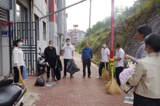 松桃县民族中医院积极开展环境卫生清洁 助力乡村振兴