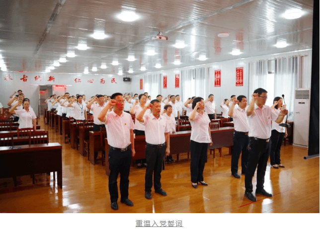 县民族中医院举行“光荣在党50年”纪念章颁发仪式