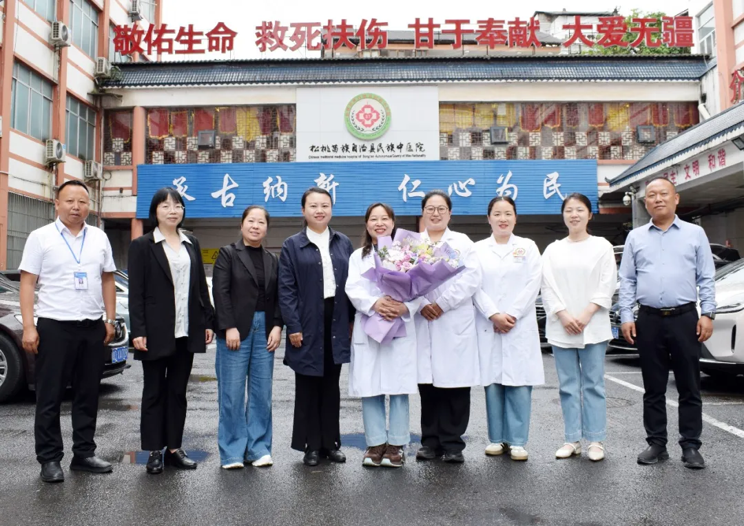 石昊南到松桃县民族中医院慰问一线护理工作者