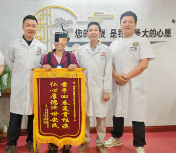 辗转多地求医无果，玉屏县69岁阿姨在松桃中医院重新挺直腰杆