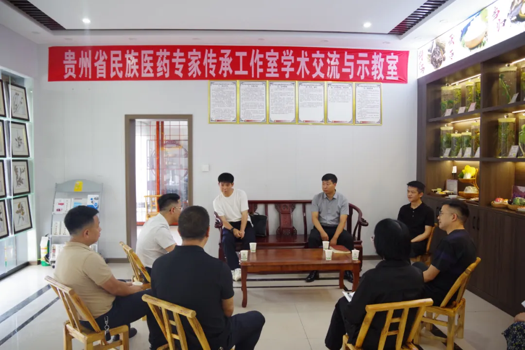 铜仁市“四抓”专班赴松桃县民族中医院调研